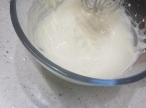 加入一点柠檬汁和朗姆酒，拌匀，朗姆酒没有可忽略，然后把制作好的挞液装入裱花袋备用。