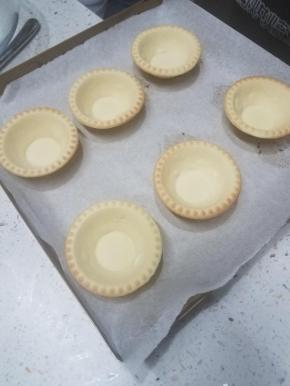 准备一个烤盘，这次准备的是现成的挞皮，摆放在烤盘上。