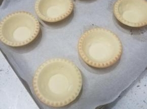 准备一个烤盘，这次准备的是现成的挞皮，摆放在烤盘上。