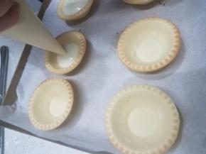 挤入挞液，九分满即可。