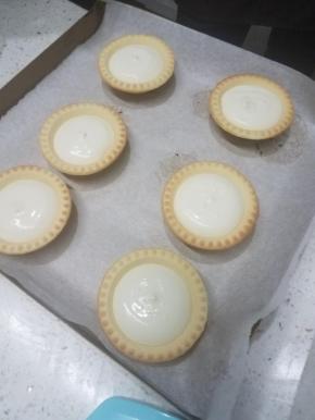 全部挞液挤好后放入冰箱冷冻凝固。