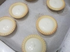 全部挞液挤好后放入冰箱冷冻凝固。