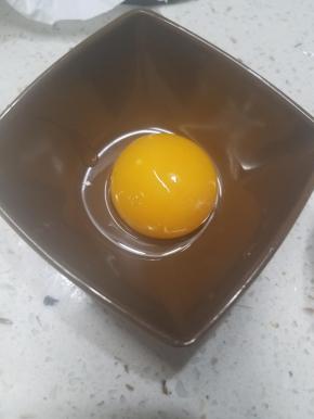 准备一个蛋黄，搅匀。