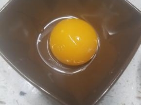 准备一个蛋黄，搅匀。