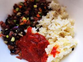 米饭、什锦菜、鱼子酱放入碗中