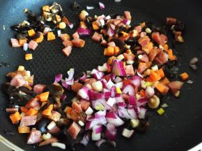 放入紫洋葱翻炒几下
