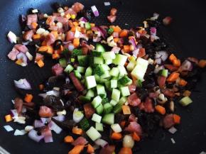 放入黄瓜翻炒几下