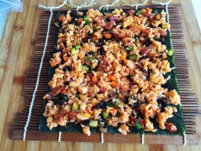 紫菜上铺满什锦饭