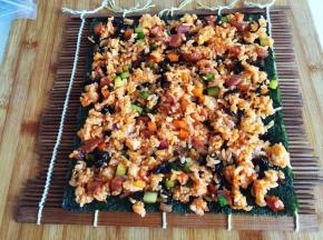 紫菜上铺满什锦饭
