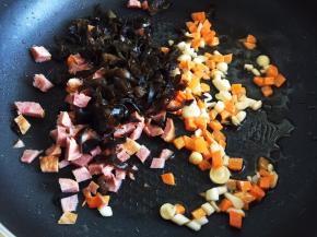 放入木耳和香肠翻炒半分钟