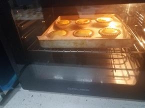 烤箱预热至230度，中上层，烤至表面微焦即可，大概10-15分钟。不要烤的时间过长，内馅会失去流动性。