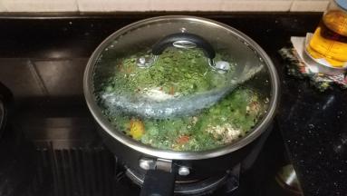 现在喜欢各样蔬果切丁放入不粘锅，面放上肉类盖上盖子小火焗熟，不放油盐，能吃到食材的本味！