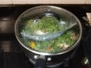 现在喜欢各样蔬果切丁放入不粘锅，面放上肉类盖上盖子小火焗熟，不放油盐，能吃到食材的本味！