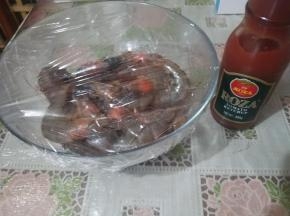 大虾冲洗干净，剪掉虾须子，加入适量料酒，腌渍十分钟。
