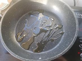 取一平底锅，超过也可以，无水加少许油热锅。