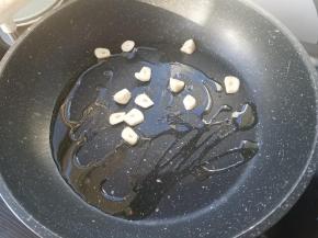 蒜瓣切片，加入锅内炒香。