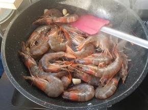 把虾放入锅内，大火翻炒均匀。