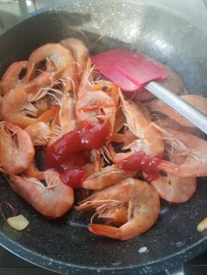 表面淋一层番茄酱，炒匀。