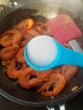 淋一勺酱油，少许盐，继续大火炒匀。