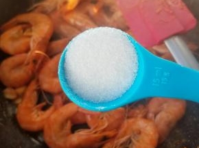 淋一勺酱油，少许盐，继续大火炒匀。