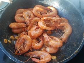 当虾的颜色完全变红后就可以关火了。