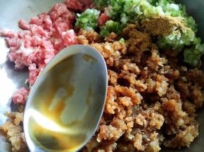 放入玉米油，搅拌均匀