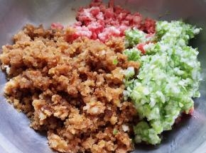 大葱切碎，与猪肉、油渣放一起