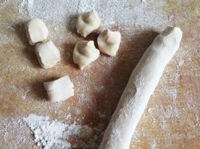 面条搓成长条，揪成小剂子