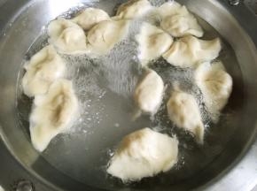 锅中水开后放饺子煮熟