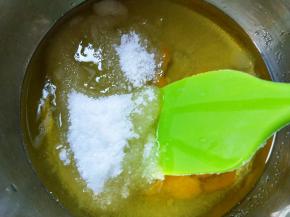 花生提前去皮擀碎，鸡蛋留一部分刷表皮。
把鸡蛋，玉米油，白砂糖倒入干净盆里。