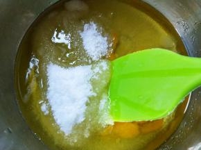 花生提前去皮擀碎，鸡蛋留一部分刷表皮。
把鸡蛋，玉米油，白砂糖倒入干净盆里。