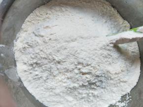 再筛入低筋面粉，泡打粉，苏打粉。