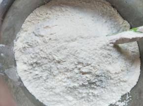 再筛入低筋面粉，泡打粉，苏打粉。