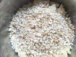 加入花生碎。