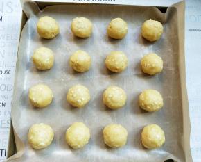 取一小块揉成小球，放入烤盘中。