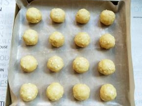 取一小块揉成小球，放入烤盘中。