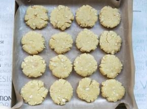 然后压成饼。