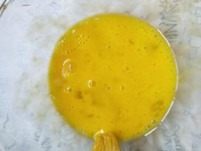 鸡蛋液搅拌均匀。