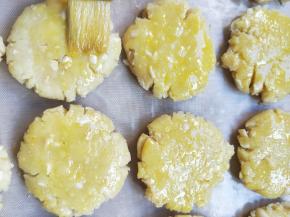 在每一块饼上刷上一层鸡蛋液。