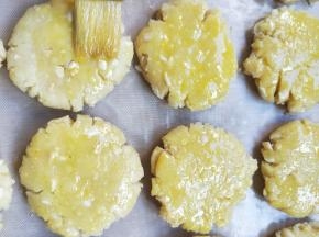 在每一块饼上刷上一层鸡蛋液。
