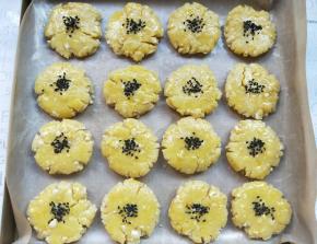 然后撒上黑芝麻。