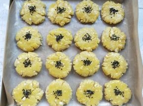 然后撒上黑芝麻。