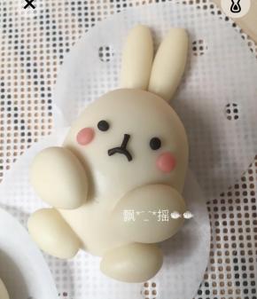 按照配方顺序，揉面盆里放入牛奶、砂糖、酵母充分搅拌均匀，加入面粉和食用油，搅拌成棉絮状用手捏成团，移到揉面板上用掌根用力揉搓使之光滑细腻，包好保鲜袋醒面10分钟。