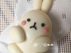 按照配方顺序，揉面盆里放入牛奶、砂糖、酵母充分搅拌均匀，加入面粉和食用油，搅拌成棉絮状用手捏成团，移到揉面板上用掌根用力揉搓使之光滑细腻，包好保鲜袋醒面10分钟。