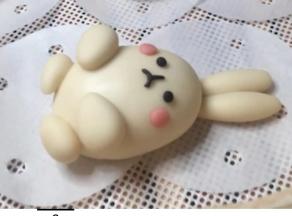 切出2克和1克的白面团，分别加入深黑可可粉和红曲粉，红曲粉只需用牙签头挑一点点就够了，揉搓均匀后用保鲜袋包好防止风干。