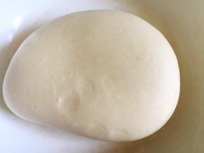 面粉加水和成面团，静置30分钟