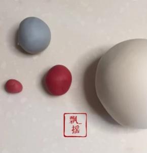 按照配方顺序，把面团揉成光滑细腻状态，分割出两个10克和一个1克的白面团，（其余大面团用保鲜袋包好），分别加入红曲粉、蝶豆花粉和深黑可可粉，揉搓均匀后用保鲜袋包好。