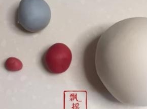 按照配方顺序，把面团揉成光滑细腻状态，分割出两个10克和一个1克的白面团，（其余大面团用保鲜袋包好），分别加入红曲粉、蝶豆花粉和深黑可可粉，揉搓均匀后用保鲜袋包好。