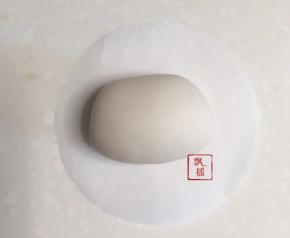 取30克白面团排气揉搓滚圆后整成梯形状。