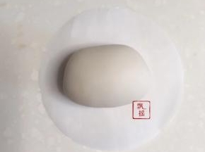 取30克白面团排气揉搓滚圆后整成梯形状。